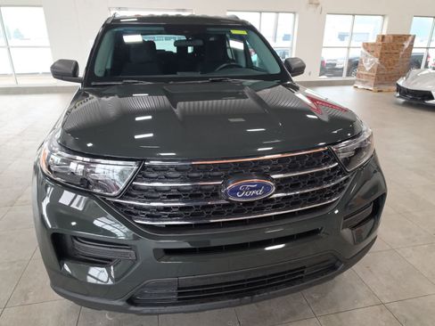 Used 2023 Ford Explorer XLT AWD/4WD image 3