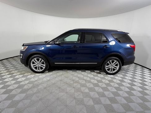 Used 2017 Ford Explorer XLT w/ Equipment Group 202A AWD/4WD image 8