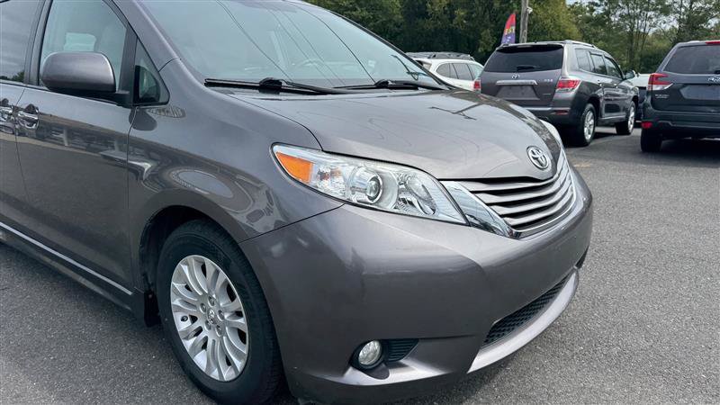 Used 2017 Toyota Sienna XLE w/ XLE Navigation Package FWD image 22