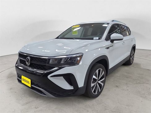 Used 2022 Volkswagen Taos SE image 1