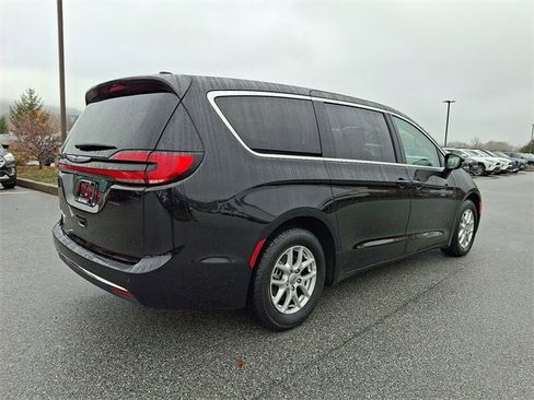 Used 2024 Chrysler Pacifica Touring-L image 6