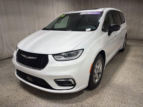 Used 2024 Chrysler Pacifica Limited image 7