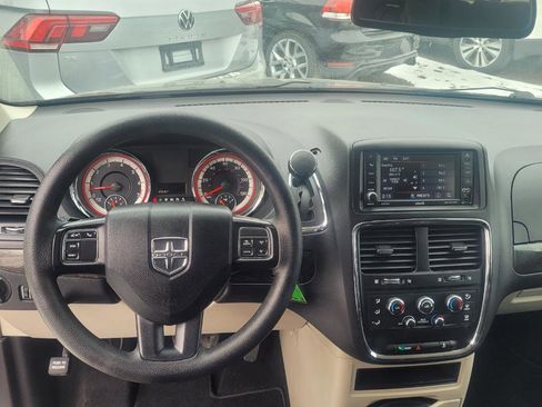 Used 2019 Dodge Grand Caravan SE w/ UConnect Hands-Free Group image 14