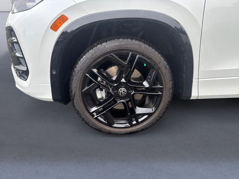 Used 2025 Volkswagen Tiguan SE R-Line image 9
