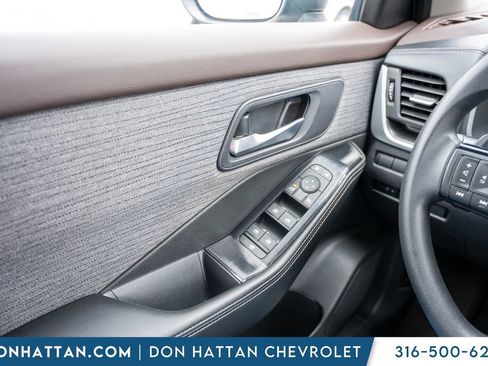 Used 2023 Nissan Rogue SV image 18