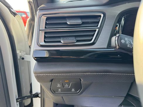 Used 2024 Volkswagen Atlas Cross Sport SE image 24