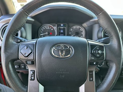 Used 2022 Toyota Tacoma TRD Off-Road image 21