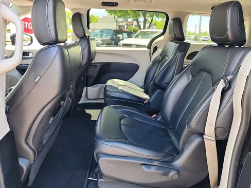 Used 2024 Chrysler Pacifica Limited FWD image 11