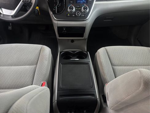 Used 2018 Toyota Sienna LE FWD image 22