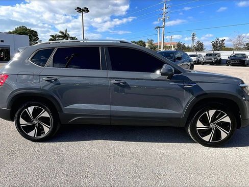 Certified 2024 Volkswagen Taos SE image 4