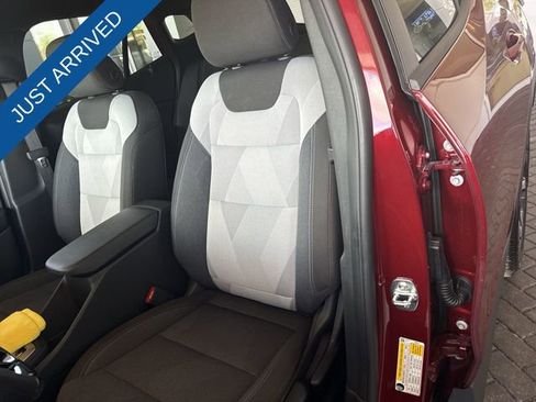 Used 2025 Chevrolet Trax RS w/ Sunroof Package image 11