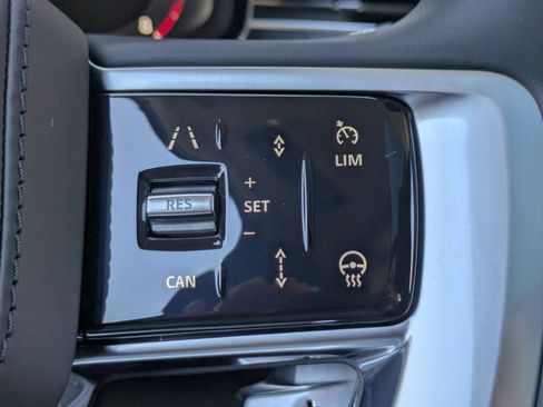 Used 2025 Land Rover Range Rover SE image 17