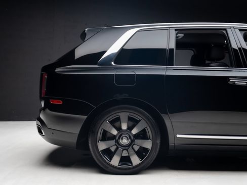 Used 2022 Rolls-Royce Cullinan w/ Technology Package AWD/4WD image 37