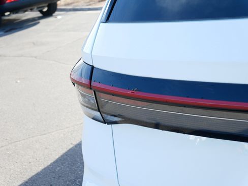 Certified 2025 Volkswagen Taos SE image 17