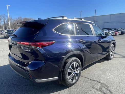 Used 2023 Toyota Highlander XLE image 3