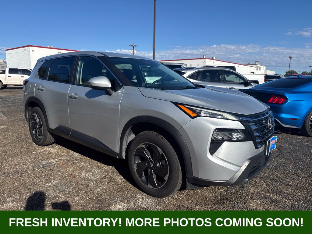Used 2025 Nissan Rogue SV FWD image 1