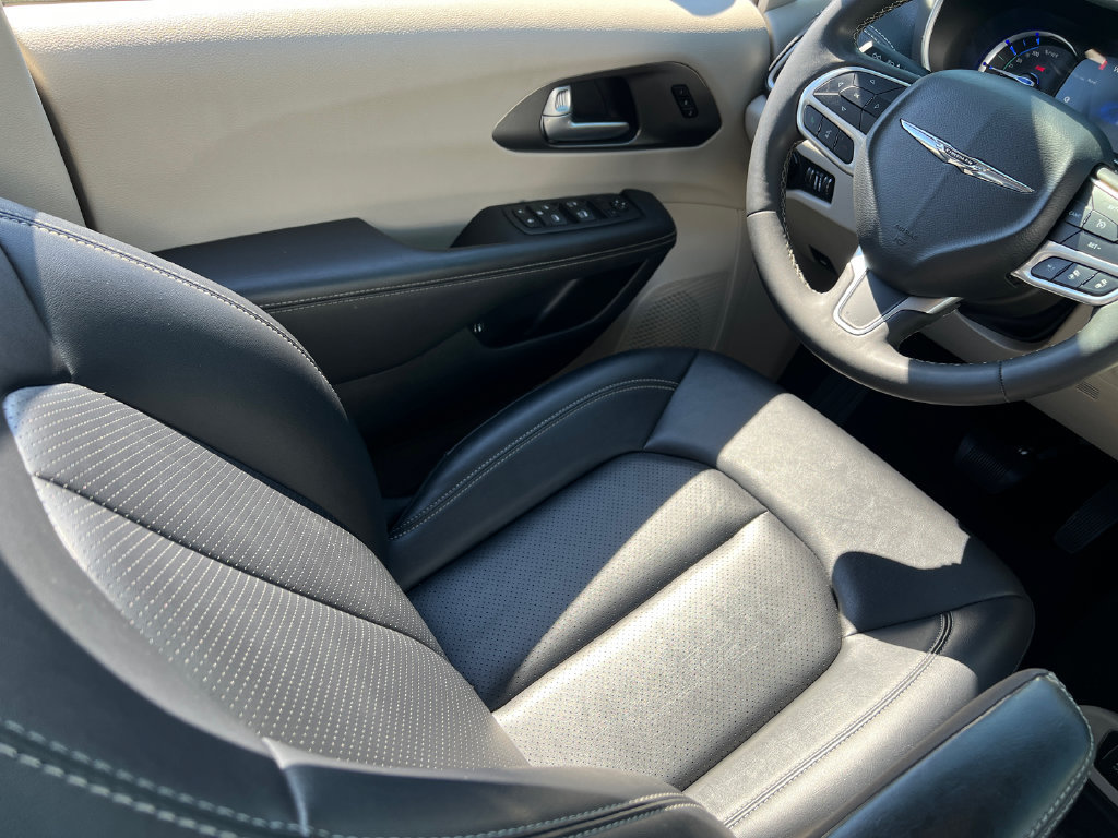 Used 2024 Chrysler Pacifica Limited FWD image 20