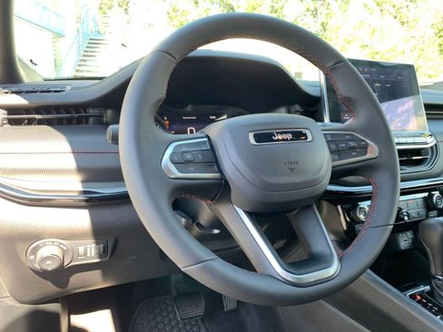 Used 2025 Jeep Compass Trailhawk image 33