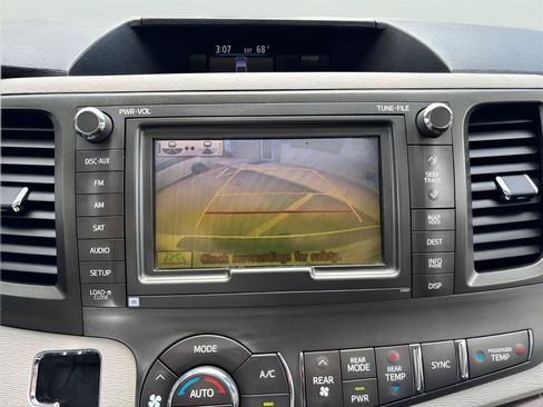 Used 2011 Toyota Sienna XLE w/ Premium Pkg FWD image 22