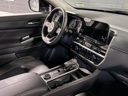 New 2025 Nissan Pathfinder SL image 13