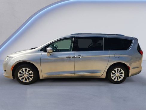 Used 2018 Chrysler Pacifica Touring-L FWD image 6