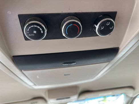 Used 2015 Chrysler Town & Country Touring FWD image 13