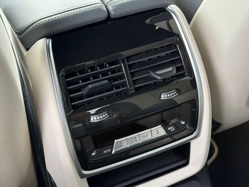 Used 2025 BMW X7 M60i image 16