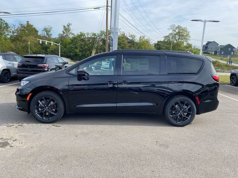 New 2026 Chrysler Pacifica Limited w/ S Appearance Package image 6