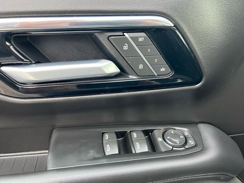 Used 2025 Chevrolet Suburban Z71 AWD/4WD image 17