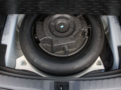 Used 2025 Toyota RAV4 LE AWD/4WD image 9