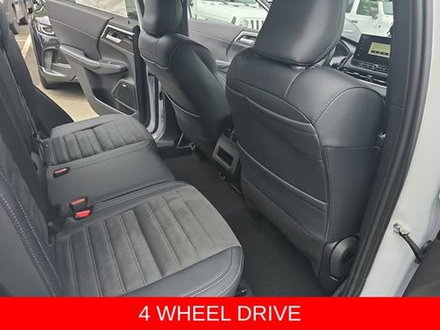 Used 2025 Mitsubishi Outlander AWD image 11