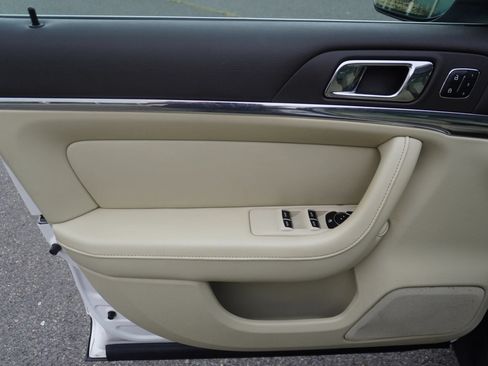 Used 2013 Lincoln MKS FWD image 13