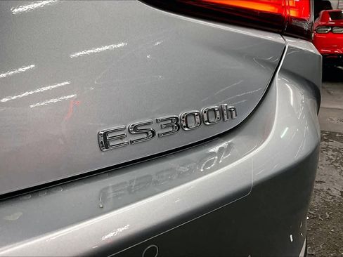 Used 2025 Lexus ES 300h w/ Premium Package image 9
