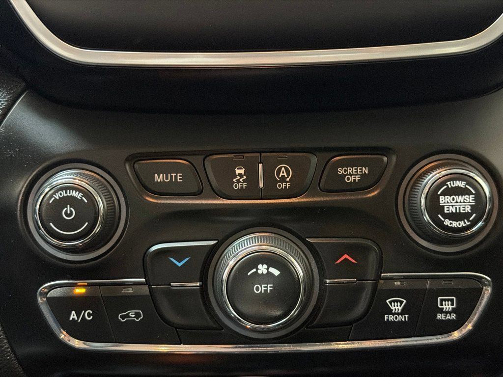 Used 2019 Jeep Cherokee Latitude Plus w/ Cold Weather Group AWD/4WD image 16