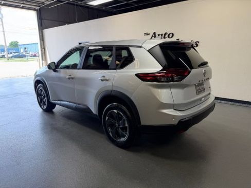 Used 2025 Nissan Rogue SV AWD/4WD image 2