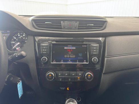 Used 2020 Nissan Rogue S FWD image 18