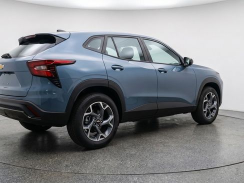 Used 2025 Chevrolet Trax LT FWD image 9
