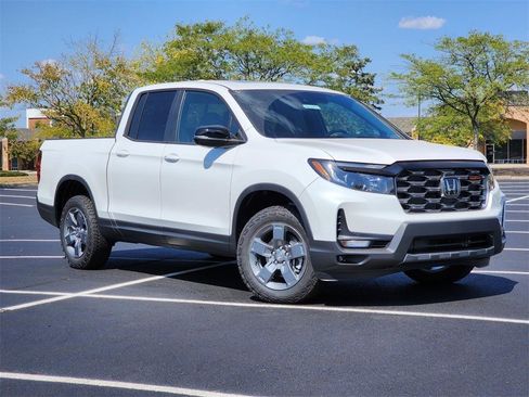 Used 2025 Honda Ridgeline TrailSport image 2