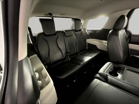 Used 2023 Kia Carnival LX FWD image 26