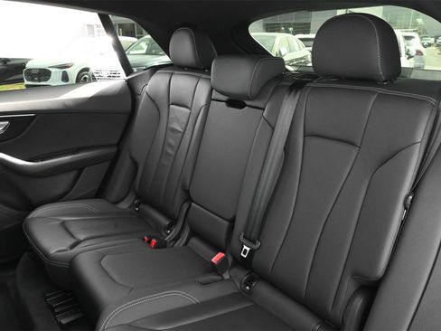 Used 2019 Audi Q8 Premium image 17