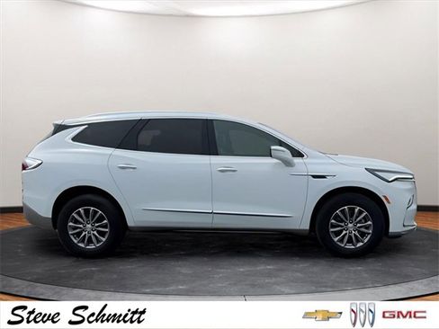 Used 2022 Buick Enclave Essence image 10