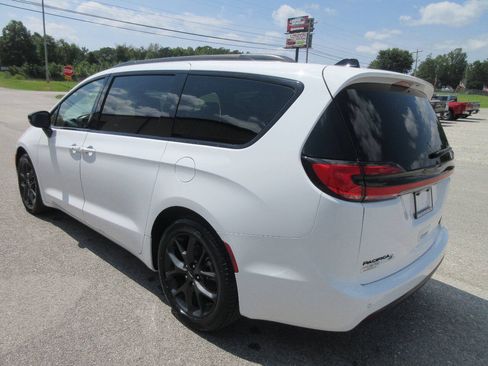 Used 2025 Chrysler Pacifica Limited FWD image 5