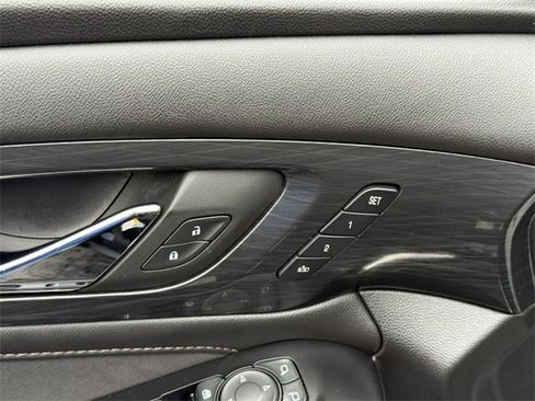 Used 2023 Chevrolet Traverse High Country image 17