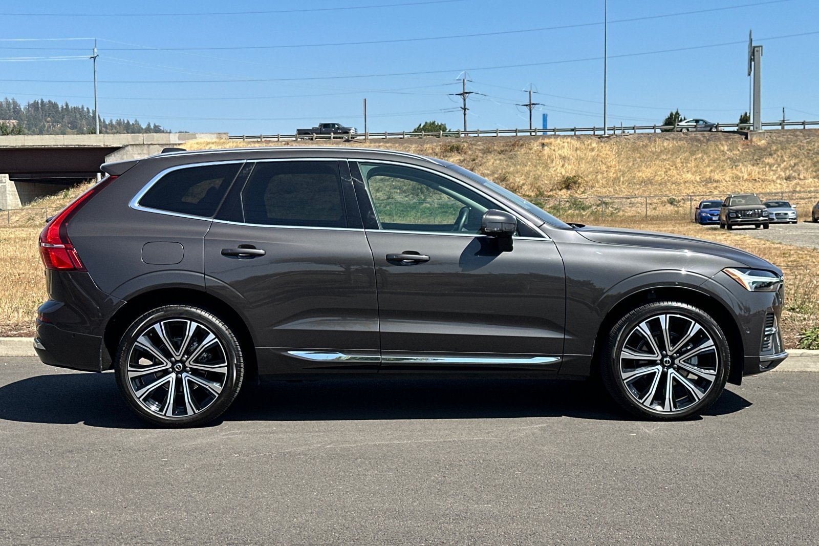 Used 2023 Volvo XC60 B5 Ultimate w/ Protection Package Premier AWD/4WD image 2