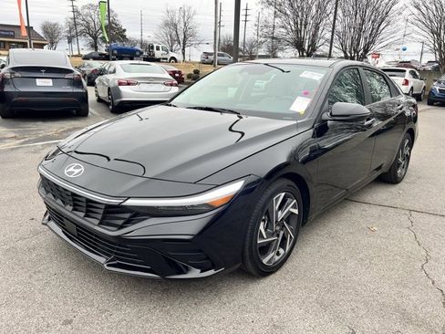 Used 2025 Hyundai Elantra Limited image 8