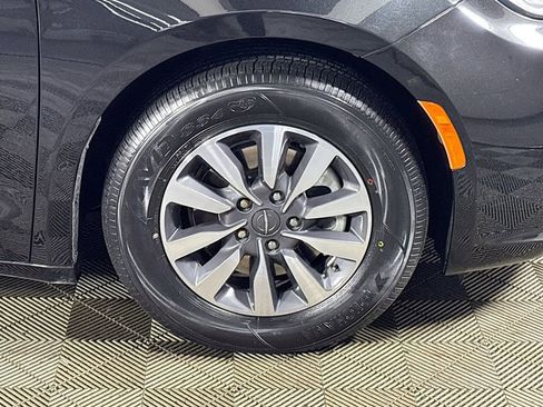 Used 2023 Chrysler Pacifica Touring-L FWD image 21