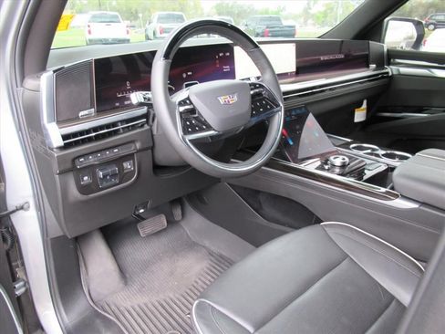 Certified 2025 Cadillac Escalade Premium Luxury w/ LPO, Radiant Package AWD/4WD image 16
