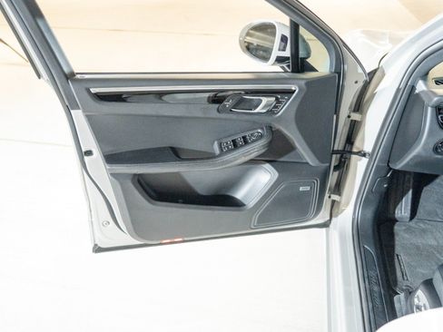 Certified 2024 Porsche Macan AWD/4WD image 17