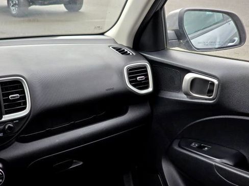 Used 2022 Hyundai Venue SEL FWD image 24