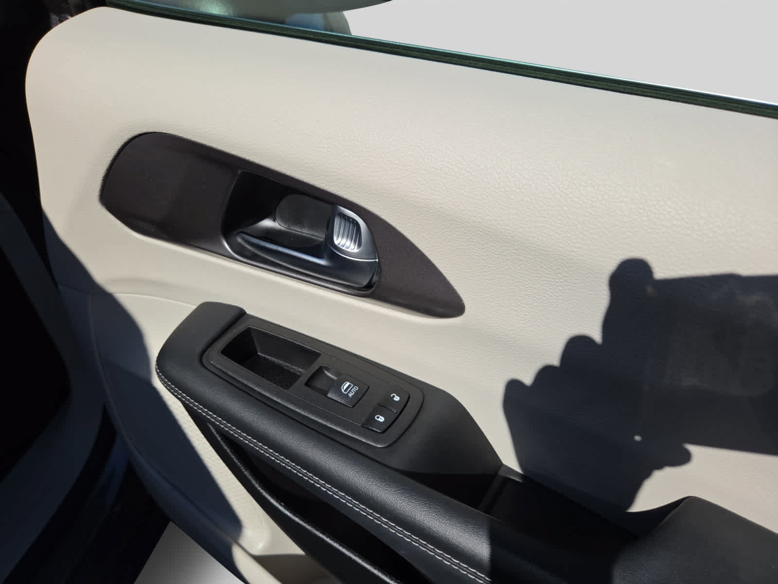 Used 2023 Chrysler Pacifica Touring-L FWD image 19